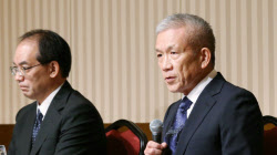 記者会見するベネッセホールディングスの原田会長兼社長(右)=10日午後、東京都新宿区