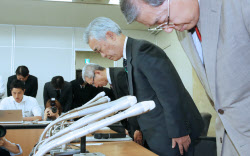 個人情報が流出し、謝罪する日本年金機構の水島理事長(中)ら(1日午後、厚労省)