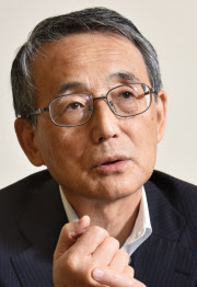 インタビューに答える原子力規制委員会の田中俊一委員長(7日午後、東京都港区)
