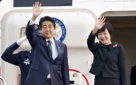 外交日程などを理由に臨時国会の召集を見送る(18日午前、マニラへ出発する安倍首相と昭恵夫人)