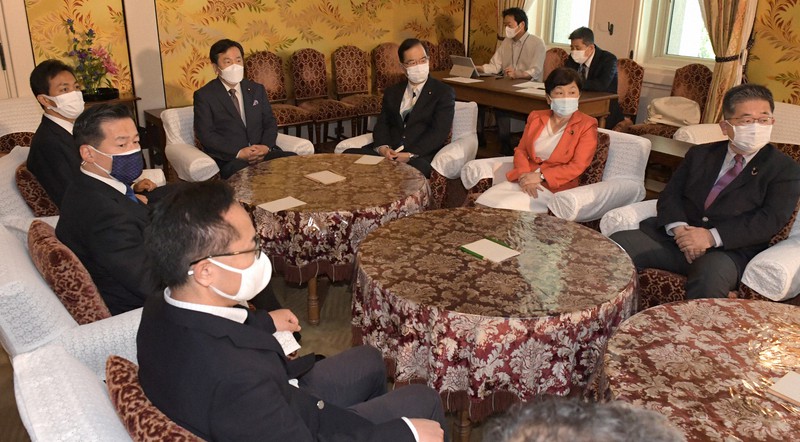会談に臨む立憲民主党の枝野幸男代表（奥左から2人目）ら＝国会内で2021年6月10日午後3時、竹内幹撮影