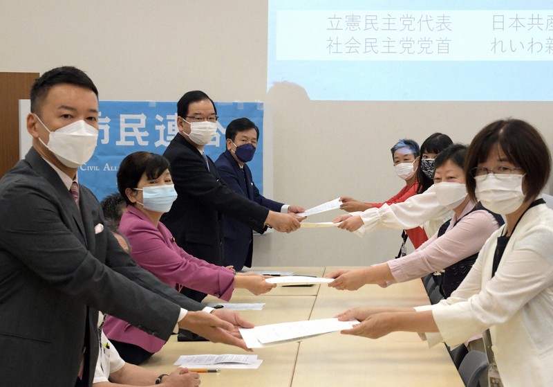 「市民連合」の関係者から政策提言を受け取る(奥中央左から)立憲民主党の枝野幸男代表、共産党の志位和夫委員長、社民党の福島瑞穂党首、れいわ新選組の山本太郎代表=参院議員会館で2021年9月8日午前8時53分、竹内幹撮影