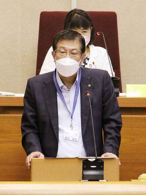 大阪府貝塚市議会で「闇献金」疑惑について釈明する藤原龍男市長＝貝塚市役所で2021年9月6日、榊原愛実撮影