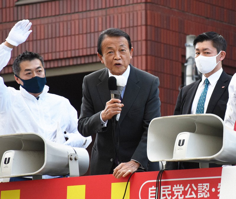 街頭演説する自民党の麻生太郎副総裁(中央)=北海道内で2021年10月25日、高橋由衣撮影