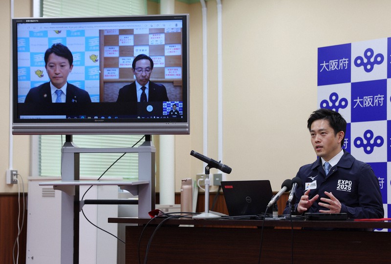 まん延防止等重点措置の適用要請についてテレビ会議する吉村洋文・大阪府知事。画面左は斎藤元彦・兵庫県知事、右は西脇隆俊・京都府知事＝大阪市中央区で2022年1月19日午後3時1分、猪飼健史撮影