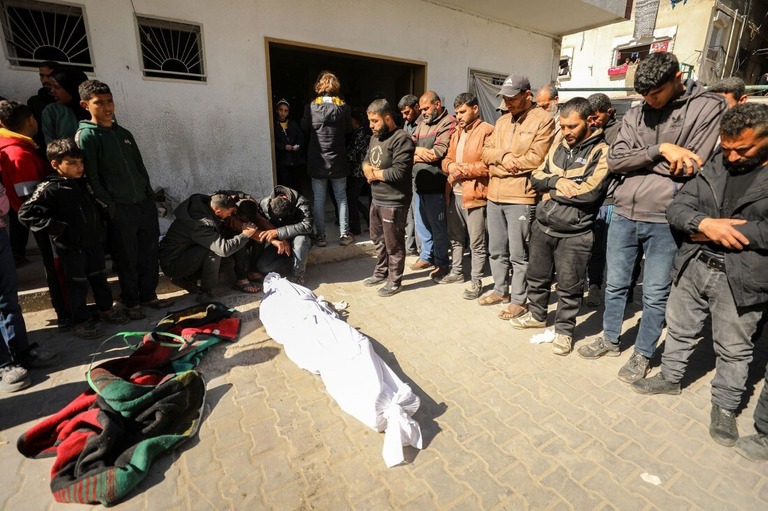 イスラエル軍による攻撃で死亡した遺体を悼む人々=29日、パレスチナ自治区ガザ地区北部ベイトラヒアのカマル・アドワン病院/AFP/Getty Images