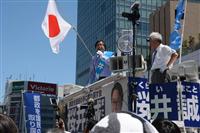 7月30日、都知事選で外国人への生活保護廃止などを訴えて演説する桜井誠氏=東京都新宿区(木下慧人撮影)