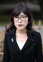 参拝を終え、報道陣の質問に答える稲田朋美防衛相＝２９日午前、東京都千代田区（福島範和撮影）