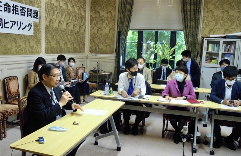 日本学術会議の新会員候補の任命見送りに関する「野党合同ヒアリング」で発言する前川喜平・元文部科学事務次官(左)=13日午後、国会内