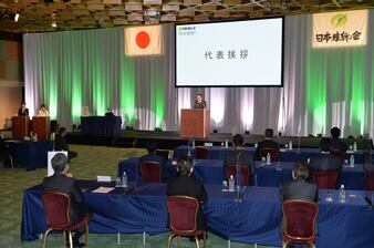 日本維新の会党大会。冒頭で行われた松井一郎代表の挨拶＝２７日午後１時８分、大阪市北区　（安元雄太撮影）