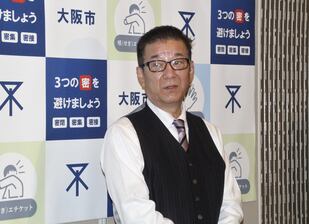 記者団の取材に答える大阪市の松井一郎市長＝６日午後、市役所