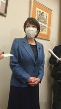 菅義偉首相が総裁選に不出馬を表明したことを受け記者団の取材に応じる高市早苗前総務相＝３日午前、東京・永田町の議員会館