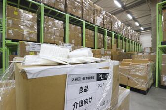 倉庫に保管される約８千万枚の布製マスク（アベノマスク）＝２０２１年１２月２８日午後、東京近郊（桐山弘太撮影）