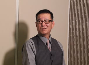 記者団の取材に応じる日本維新の会の松井一郎代表＝１３日午後、大阪市役所