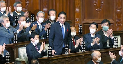 第１００代首相に選出され、祝福に応える自民党の岸田文雄総裁（中央）＝４日午後１時４０分、衆院本会議場（春名中撮影）