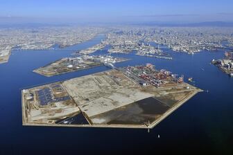 ２０２５年大阪・関西万博の会場となる「夢洲」＝昨年１２月、大阪市此花区（本社ヘリから、竹川禎一郎撮影）