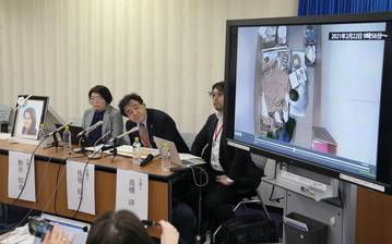 記者会見で、ウィシュマ・サンダマリさんの死亡前の動画を公開する遺族側弁護団＝６日午後、東京・霞が関