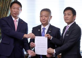 衆院憲法審査会後に緊急事態条項の創設に関する3党派合意書を交わす(左から)有志の会の北神圭朗氏、日本維新の会の馬場伸幸代表、国民民主党の玉木雄一郎代表=30日午前、国会内(矢島康弘撮影)