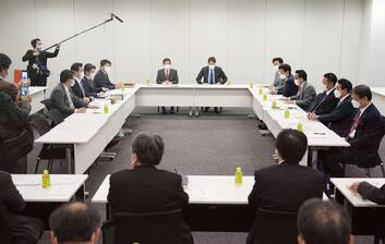 国会内で開かれた、国家安全保障戦略改定に向けた実務者によるワーキングチーム会合=18日午後
