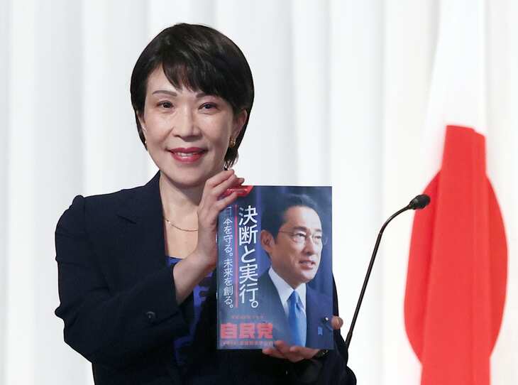 自民党の参院選公約発表をする高市早苗政調会長＝１６日午後、東京・永田町の自民党本部（矢島康弘撮影）