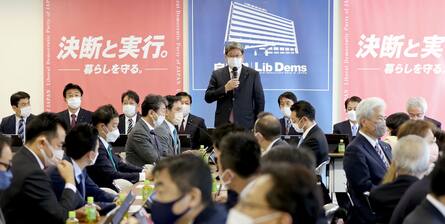 自民党の政調全体会議であいさつする萩生田光一政調会長＝９日午後、東京・永田町の党本部（矢島康弘撮影）