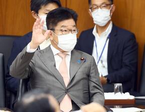 衆院厚労委の閉会中審査で答弁に臨む加藤勝信厚労相=19日午前、国会内(矢島康弘撮影)
