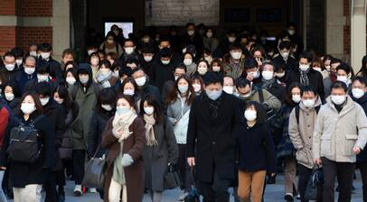 コロナ対策のマスクを着け、ＪＲ東京駅前を行き交う人たち＝東京都千代田区（松井英幸撮影）