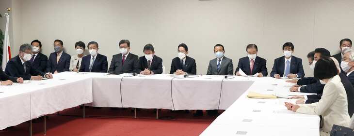 自民党役員会に臨む岸田文雄首相（中央）ら＝１３日午前、東京・永田町の党本部（矢島康弘撮影）