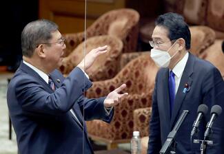 衆院予算委を前に会話をする岸田文雄首相と自民党の石破茂氏(左)=15日午前、衆院第1委員室(矢島康弘撮影)
