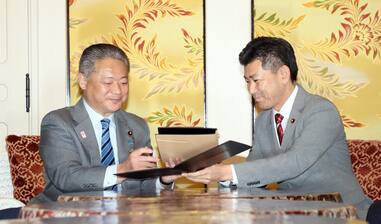 「次期国会における対応について」の文書を交わす立憲民主党の泉健太代表と日本維新の会の馬場伸幸代表(左)=18日午前、国会内(矢島康弘撮影)