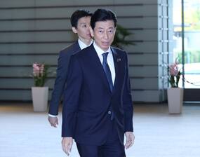 西村康稔経産相=5日午前、首相官邸(春名中撮影)