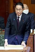 衆院本会議場で施政方針演説に臨む岸田文雄首相=30日午後、衆院本会議場(鴨志田拓海撮影)