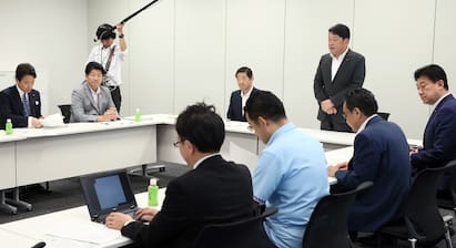 防衛装備移転三原則運用見直しに向けた与党ワーキングチームであいさつする自民党の小野寺五典安保調査会長（中央右）＝１４日午後、国会内（矢島康弘撮影）