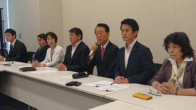 小沢一郎衆院議員（右から３人目）ら立憲民主党の議員有志が、共産党などとの候補者一本化を求める「有志の会」を立ち上げ、記者会見した＝６月１６日、国会内（千葉倫之撮影）