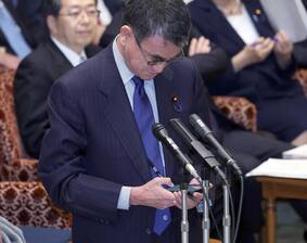 河野太郎氏、スマホ使用で注意 参院予算委答弁に利用 - 産経ニュース