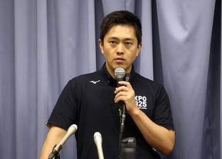記者会見する日本維新の会の吉村洋文共同代表=26日、大阪府庁(北野裕子撮影)