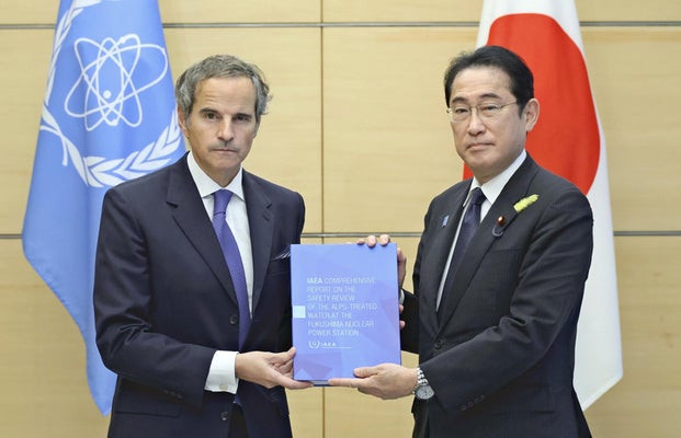 IAEAのグロッシ事務局長(左)から包括報告書を受け取る岸田首相(4日午後、首相官邸で)=源幸正倫撮影