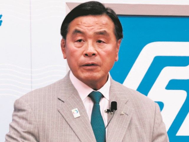 記者会見で質疑に答える馳浩知事=4月14日、石川県庁で