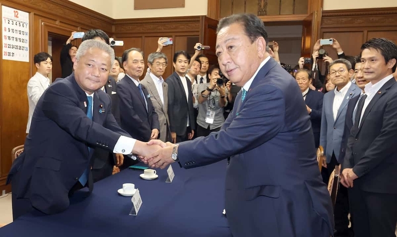 新代表に就任し日本維新の会の馬場伸幸代表(左)へあいさつする立憲民主党の野田佳彦代表(中央)=24日午後、国会内(春名中撮影)