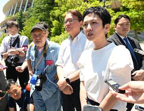 記者団の取材に応じる立憲民主党の蓮舫参院議員（手前右）＝８日午後、東京都新宿区（奥原慎平撮影）