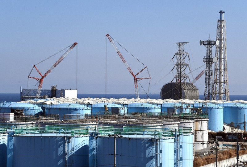 東京電力福島第1原発の敷地内に立ち並ぶ汚染処理水のタンク。奥は左から2、3号機の原子炉建屋＝福島県大熊町で2021年2月12日、滝川大貴撮影