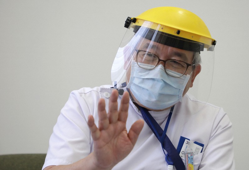 毎日新聞の取材に応じる立川相互病院の黒木啓文副院長＝東京都立川市で2021年8月2日午後3時52分、後藤由耶撮影