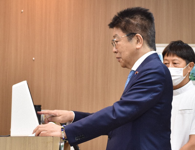 マイナ保険証を利用する加藤勝信厚生労働相＝川崎市の大塚眼科クリニックで2023年7月24日午後2時13分、中川友希撮影