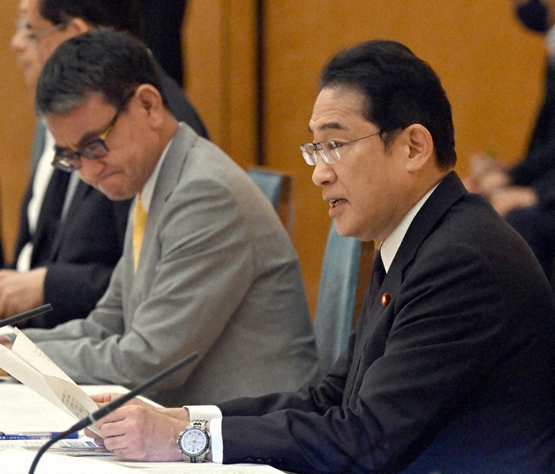 マイナンバー情報総点検本部の会合で発言する岸田文雄首相（右）。左は河野太郎デジタル相＝首相官邸で2023年8月8日、竹内幹撮影