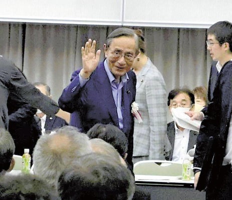 ７月１日にあった自民党県連大会の後、会場で支持者らに手を振る細田衆院議長（松江市で）