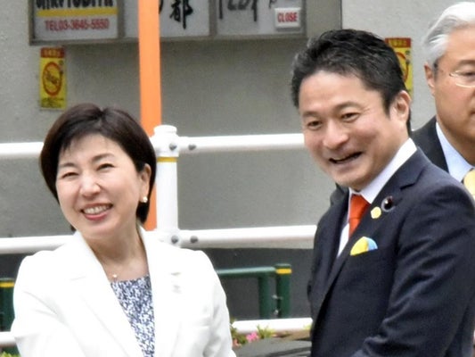 木村氏（左）の初登庁の際には、柿沢氏が駆けつけた（５月１日、江東区で）