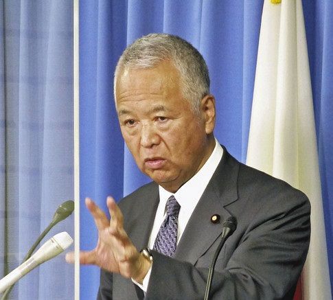 記者会見する自民党の甘利幹事長＝５日午前、東京・永田町の党本部