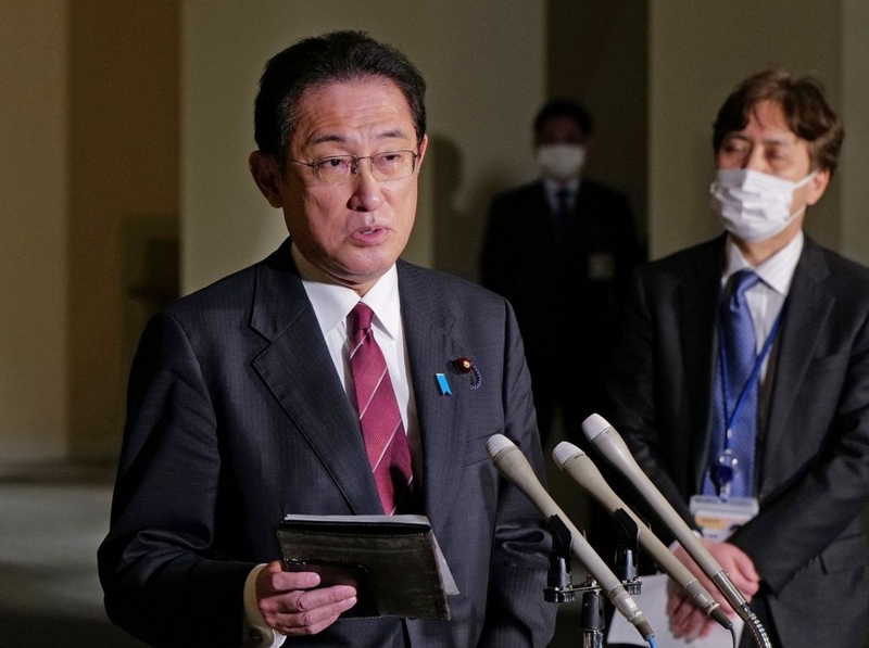 記者団の取材に応じる岸田首相＝１３日、首相官邸で
