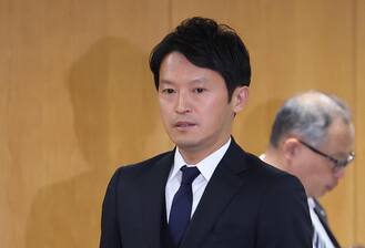 兵庫県議会の百条委員会の証人尋問に臨む斎藤元彦兵庫県知事＝25日午後、神戸市中央区の兵庫県庁