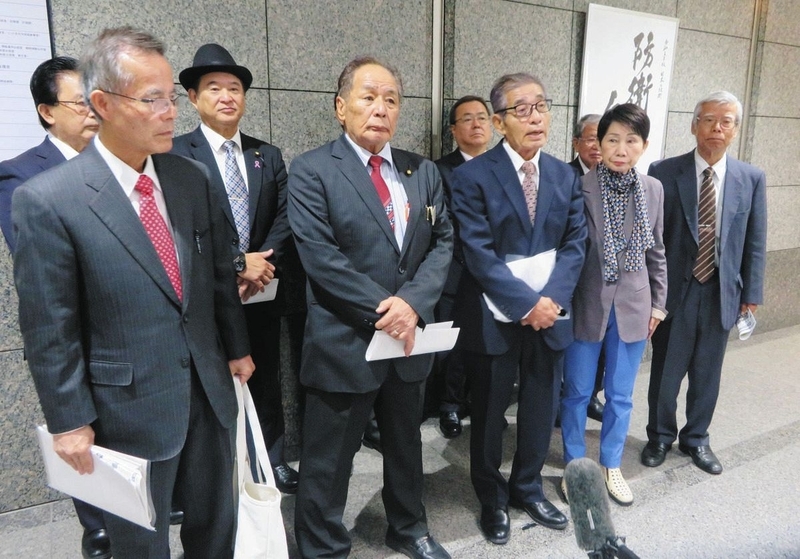 防衛省への要請終了後に取材に応じる「自衛隊訓練場設置計画の断念を求める会」のメンバーたち=27日、防衛省で
